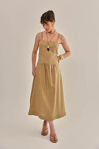Modelo vestindo Vestido Jazz Cáqui