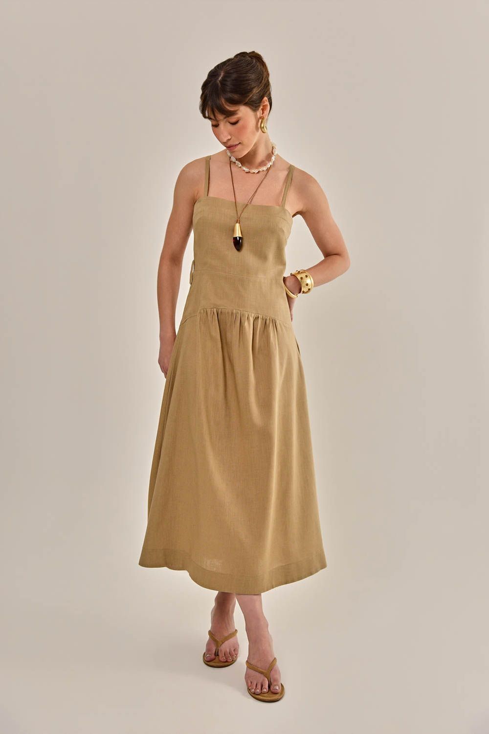 Modelo vestindo Vestido Jazz Cáqui