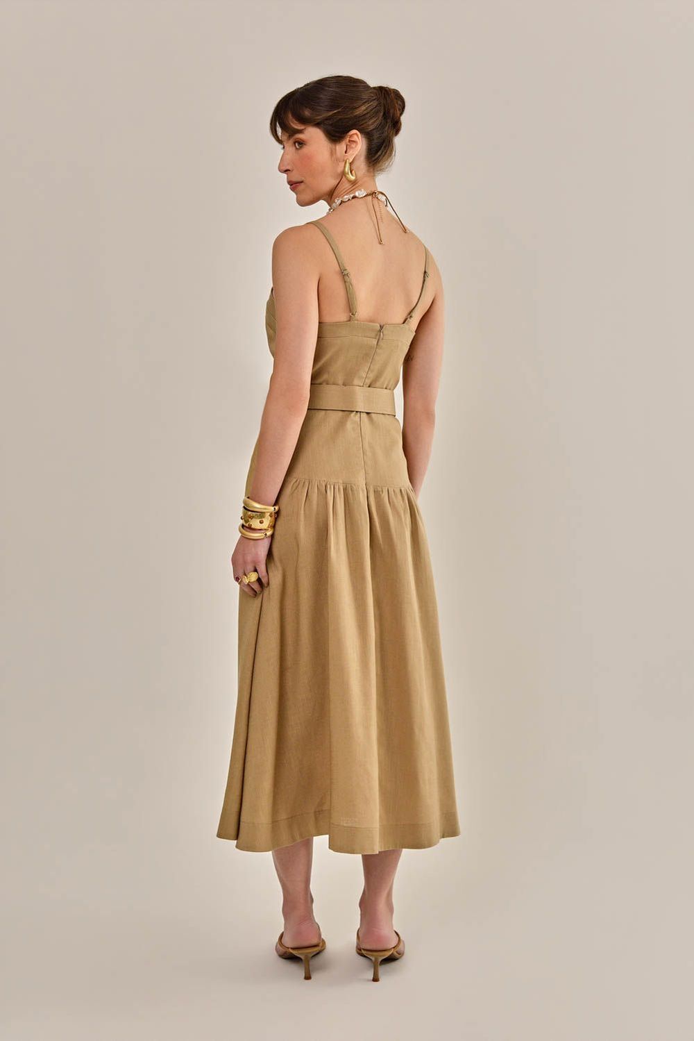 Modelo vestindo Vestido Jazz Cáqui