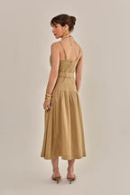 Modelo vestindo Vestido Jazz Cáqui