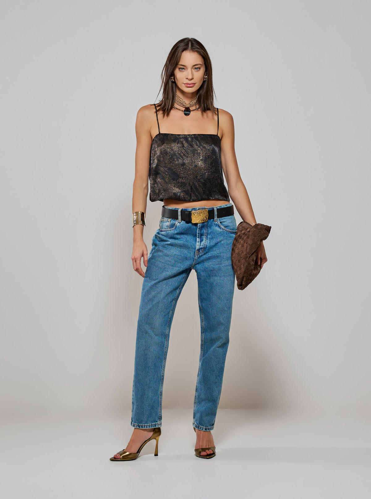 Modelo vestindo Calça Jeans Michele