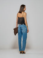 Modelo vestindo Calça Jeans Michele