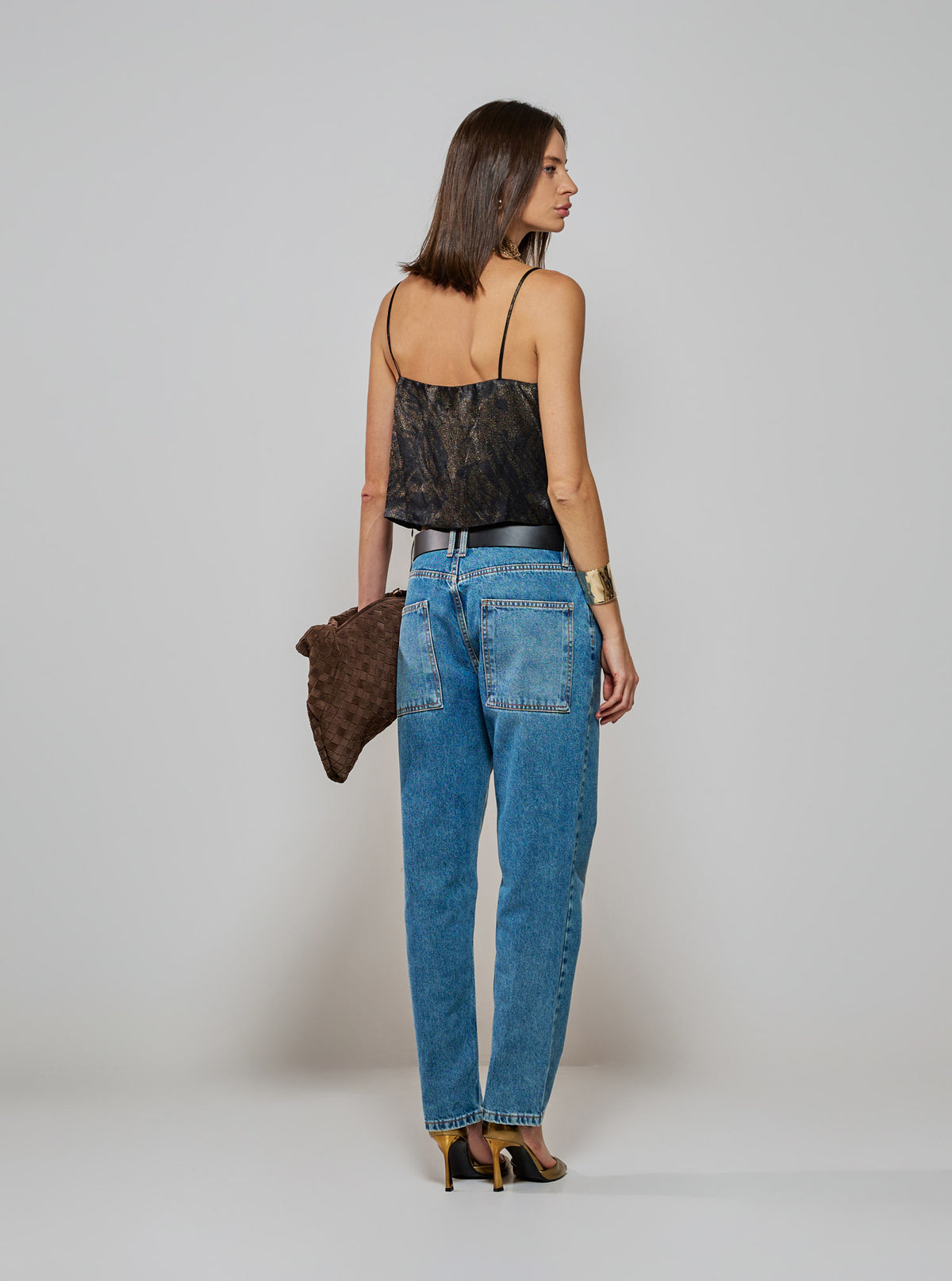 Modelo vestindo Calça Jeans Michele