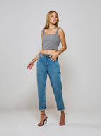Modelo vestindo Calça Jeans Michele