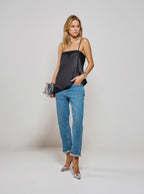 Modelo vestindo Calça Jeans Michele