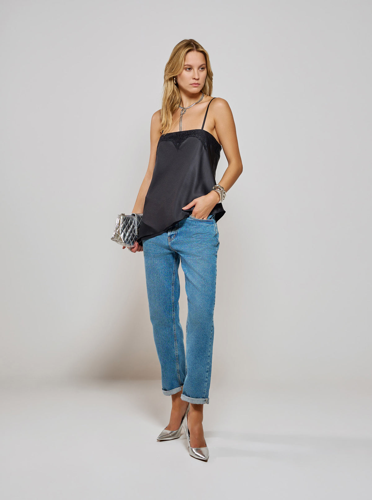 Modelo vestindo Calça Jeans Michele