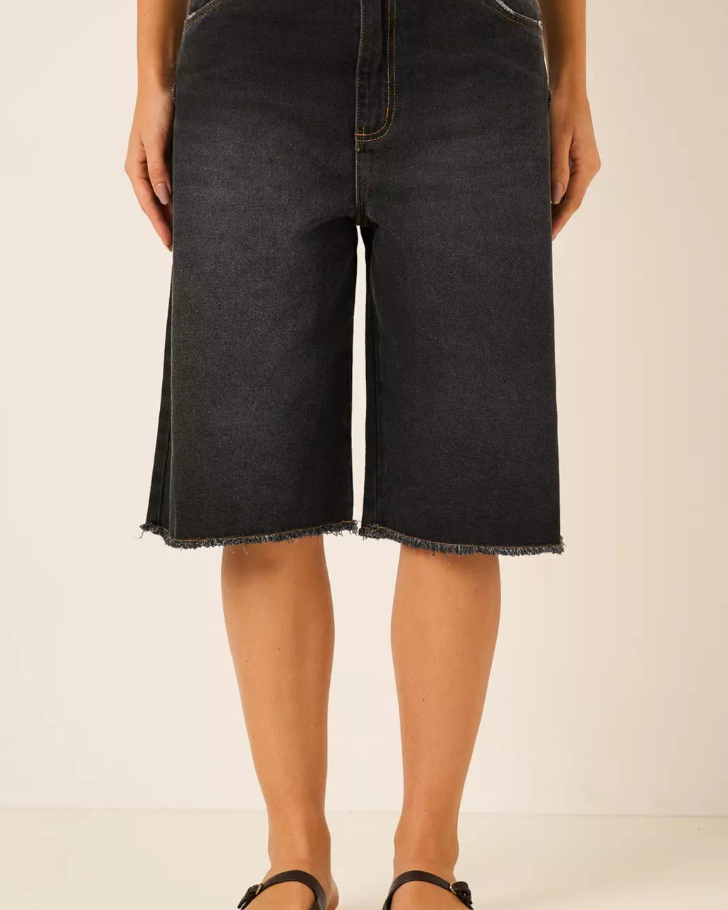 Bermuda pespontada em jeans preto Cheroy