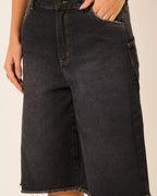 Bermuda pespontada em jeans preto Cheroy - detalhe