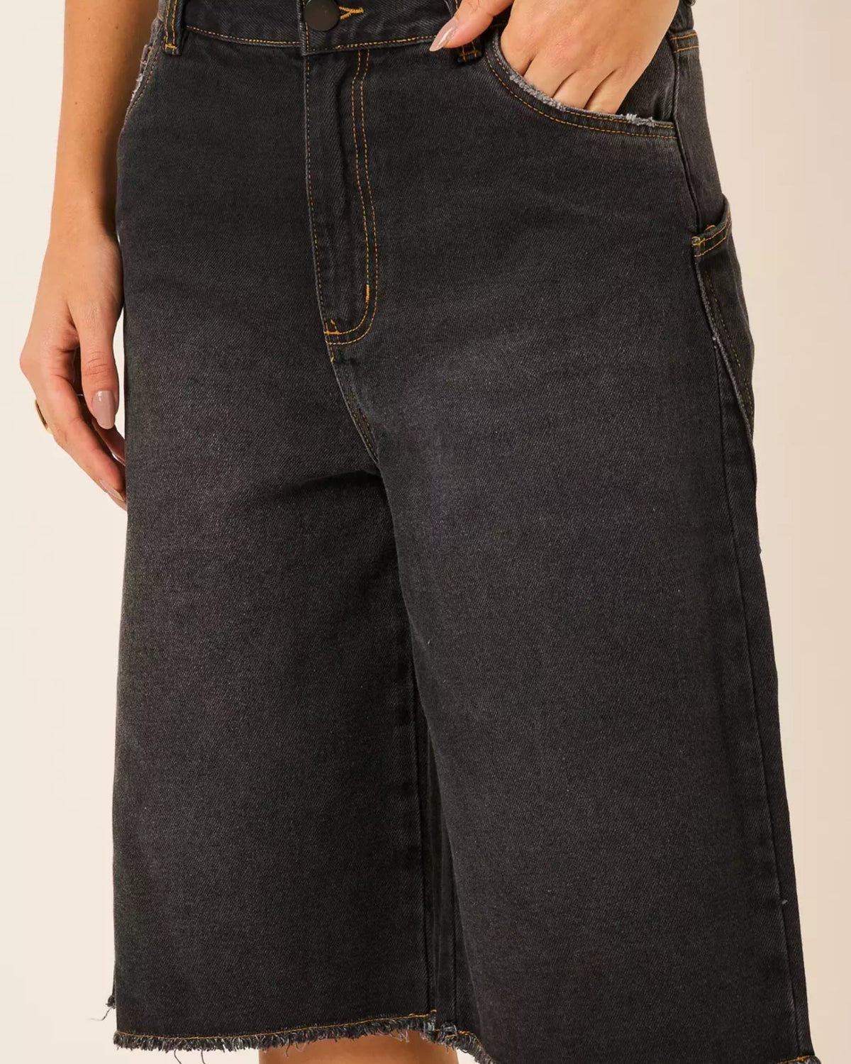 Bermuda pespontada em jeans preto Cheroy - detalhe