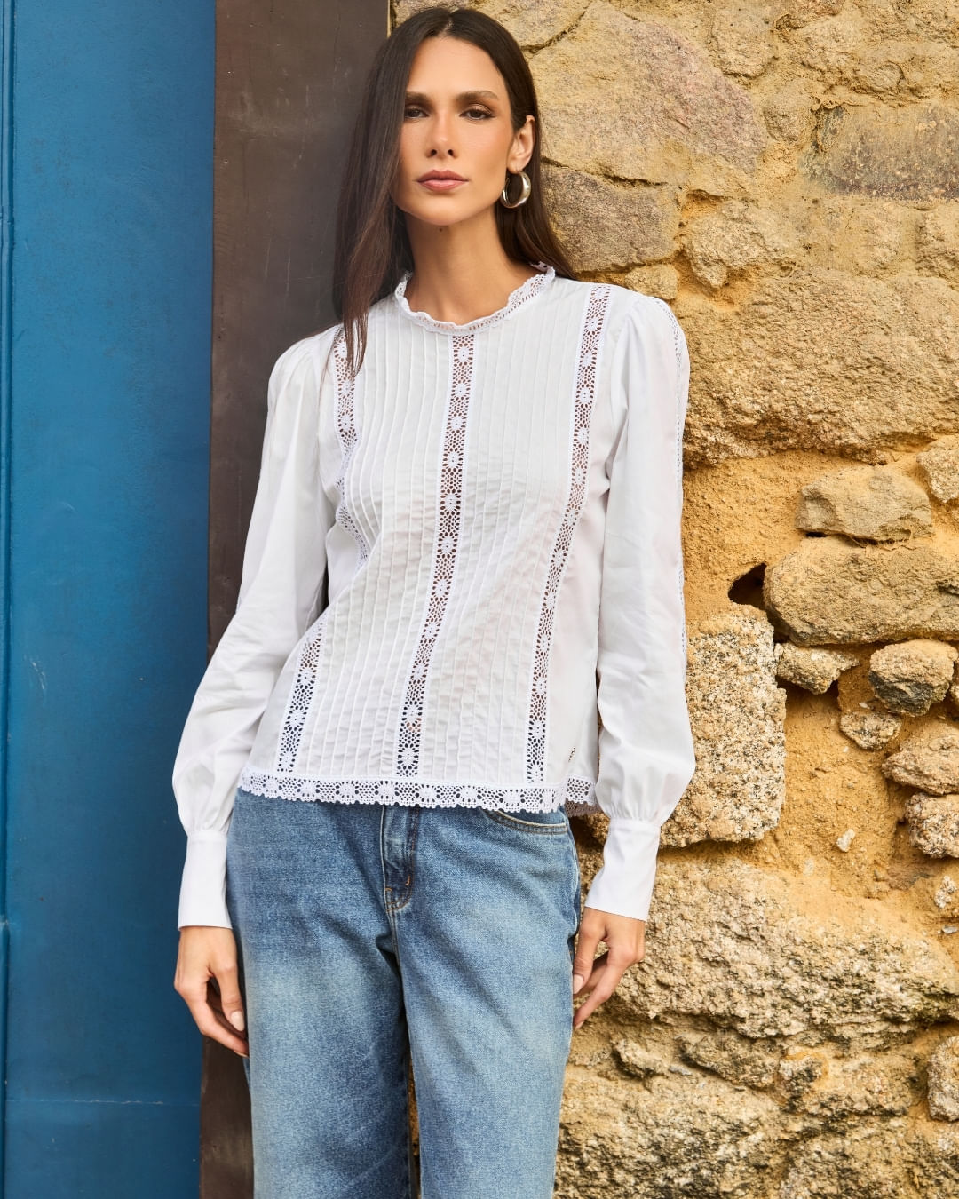 Modelo vestindo Blusa Rendas Entremeio Branca