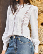 Modelo vestindo Blusa Rendas Entremeio Branca
