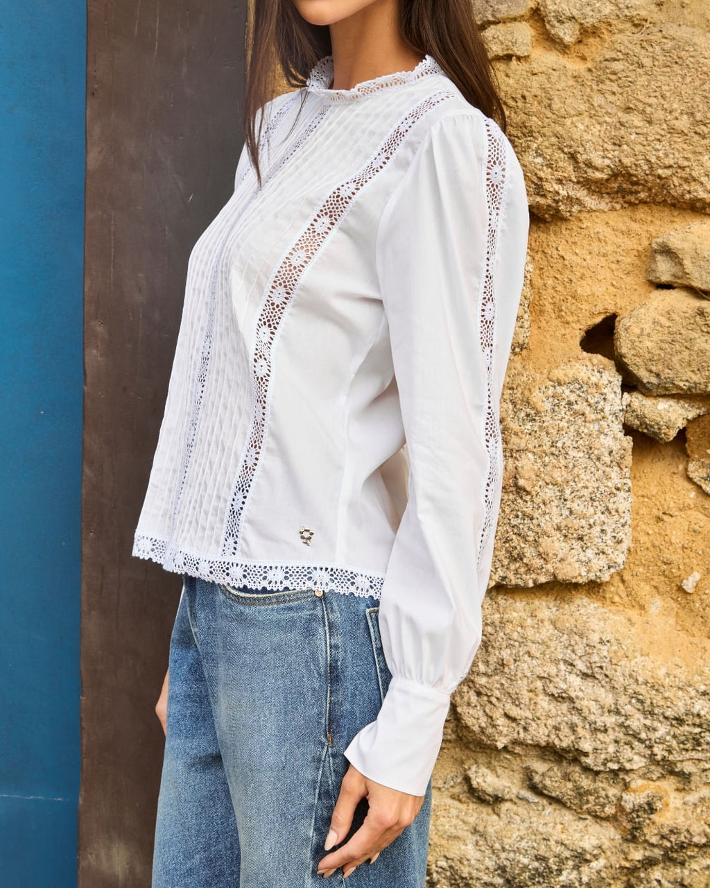 Modelo vestindo Blusa Rendas Entremeio Branca