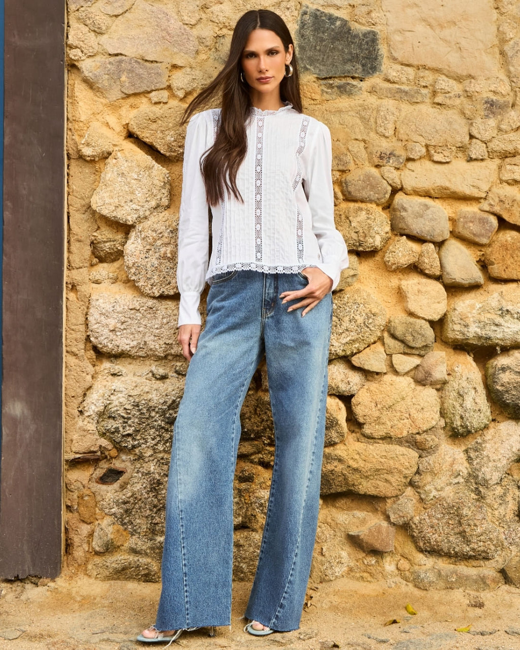 Modelo vestindo Blusa Rendas Entremeio Branca