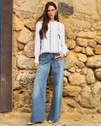 Modelo vestindo Blusa Rendas Entremeio Branca