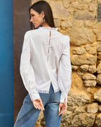Modelo vestindo Blusa Rendas Entremeio Branca