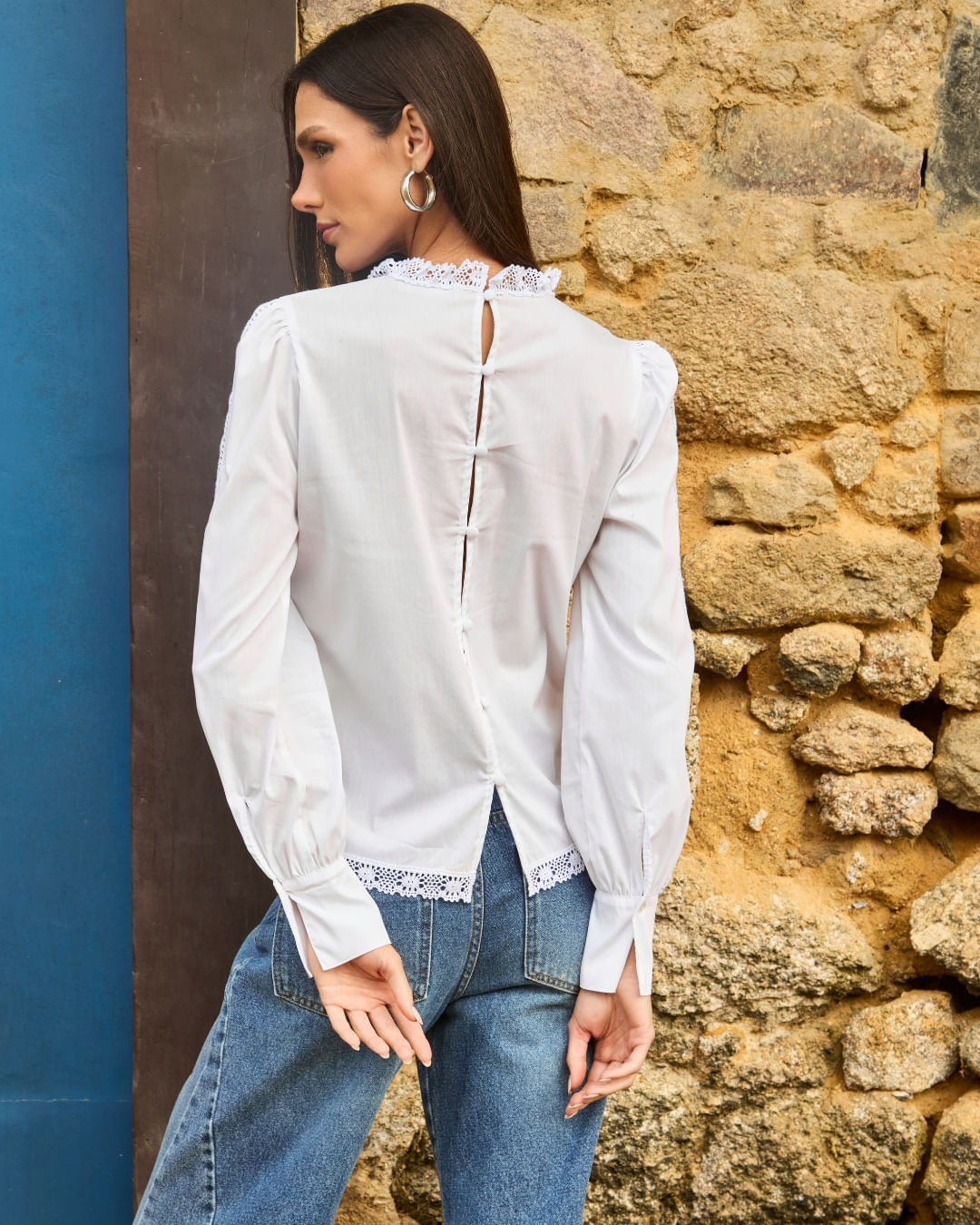 Modelo vestindo Blusa Rendas Entremeio Branca