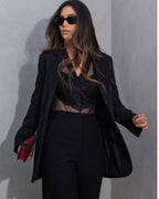Modelo vestindo Blazer Camila Preto