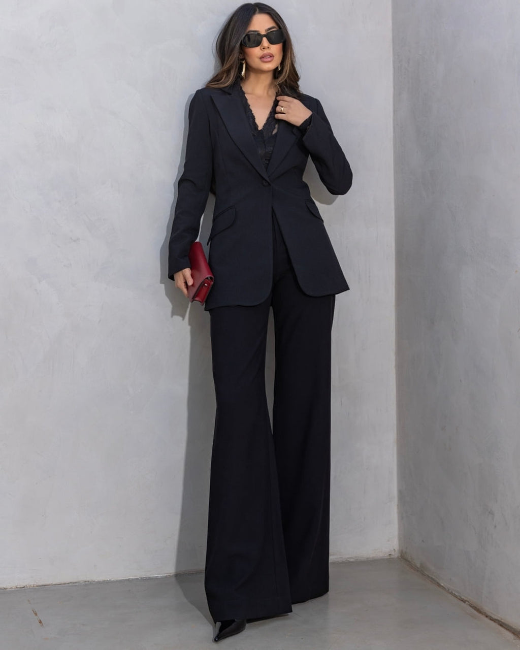 Modelo vestindo Blazer Camila Preto