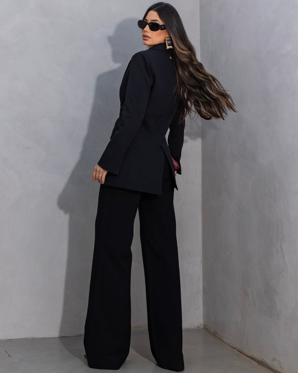 Modelo vestindo Blazer Camila Preto