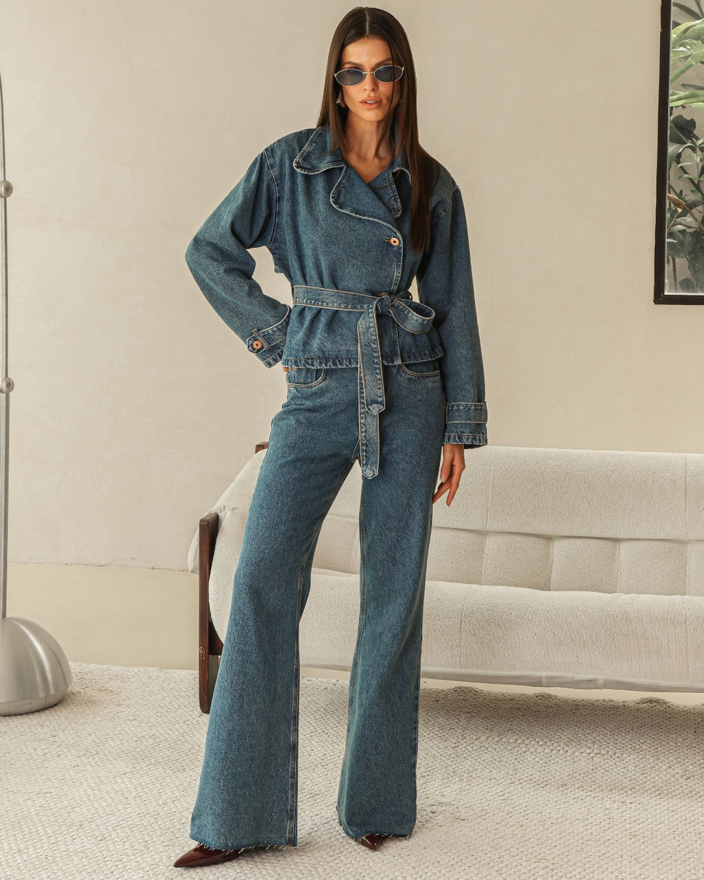 Modelo vestindo Calça Wide Leg Basic Jeans