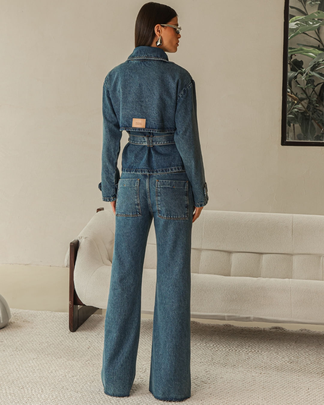 Costas da Calça Wide Leg Basic Jeans