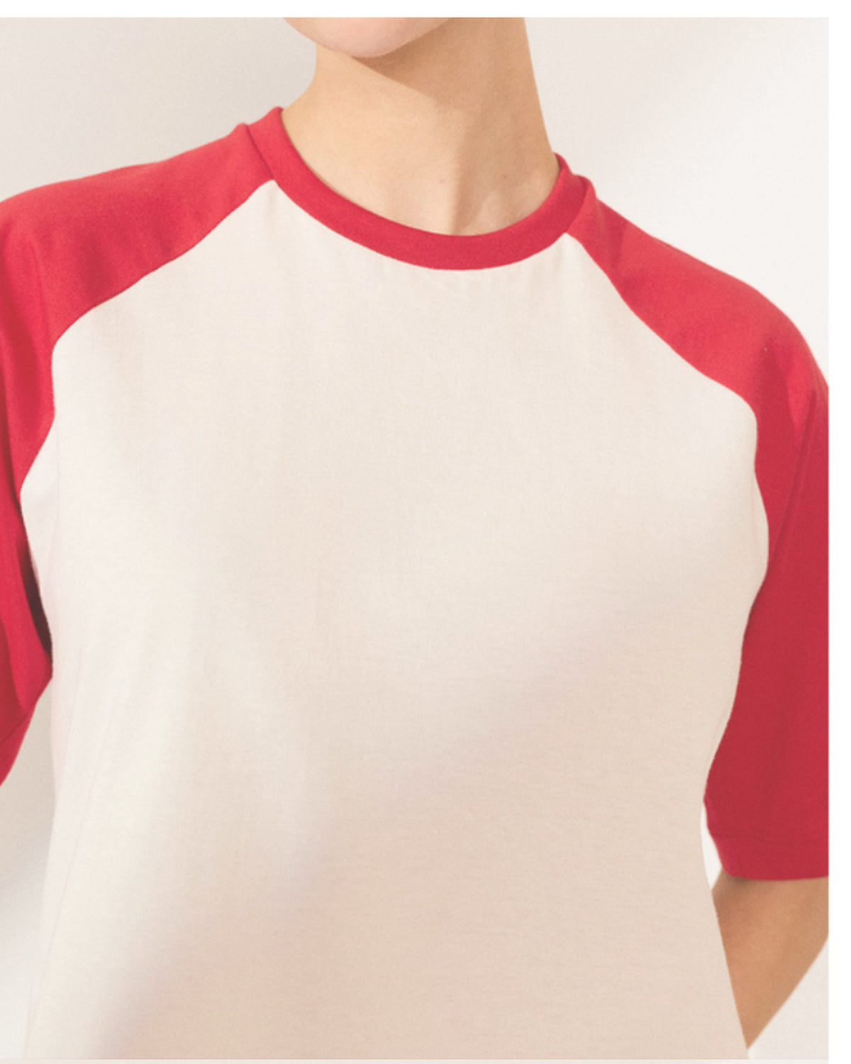 Modelo vestindo Camiseta Raglan Off White e Vermelha
