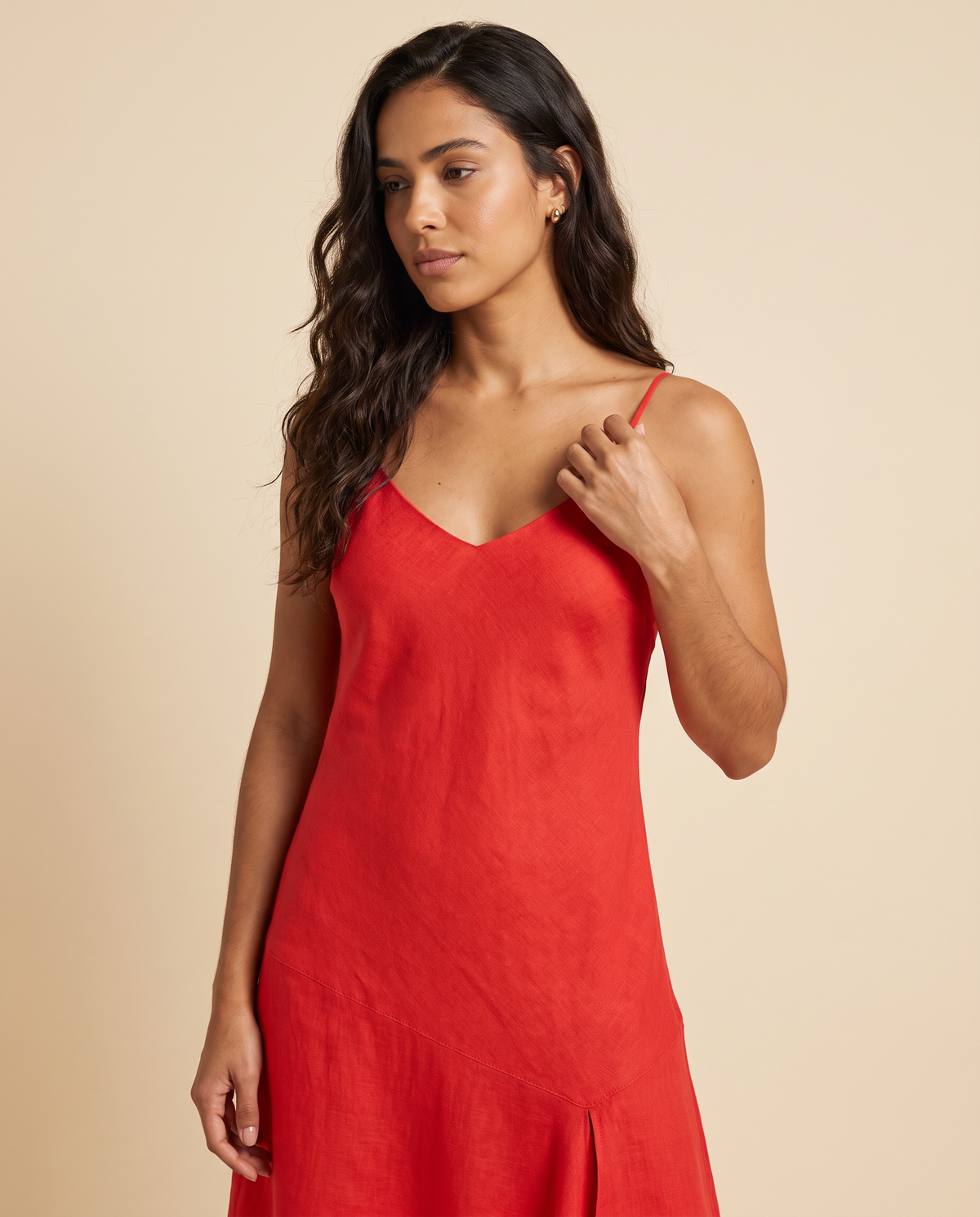 Modelo vestindo Vestido Midi Linho Vermelho, detalhe