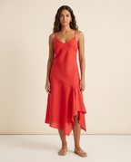 Modelo vestindo Vestido Midi Linho Vermelho, de frente