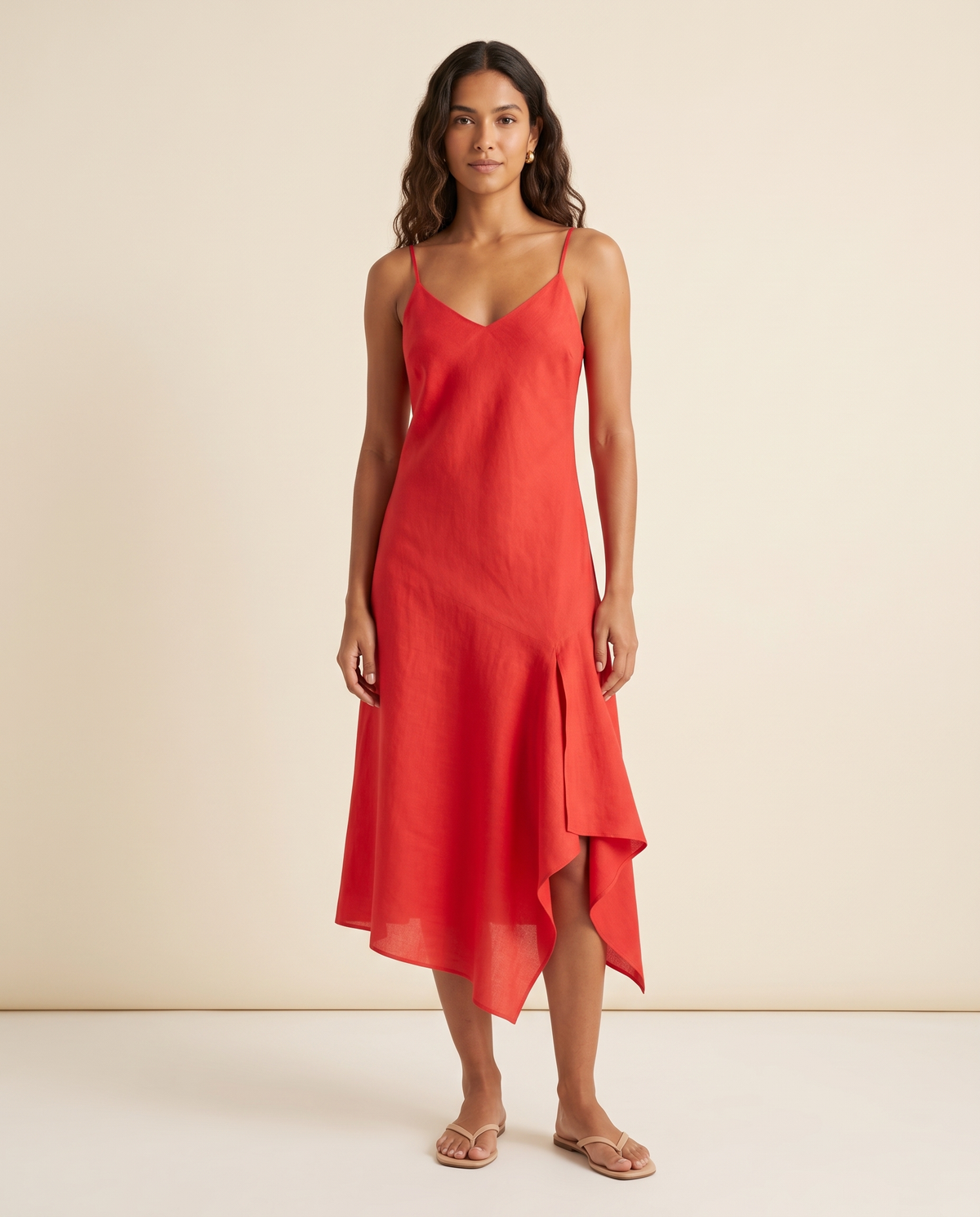 Modelo vestindo Vestido Midi Linho Vermelho, de frente
