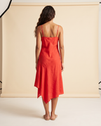 Modelo vestindo Vestido Midi Linho Vermelho, de costas