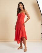 Modelo vestindo Vestido Midi Linho Vermelho, de lado