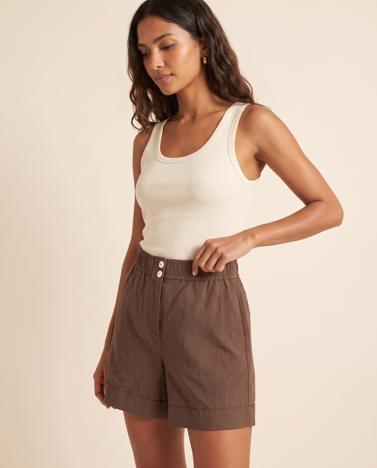 Modelo vestindo Short Linho Marrom, detalhe