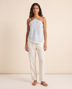Modelo vestindo Blusa Linho Azul com Renda, de frente