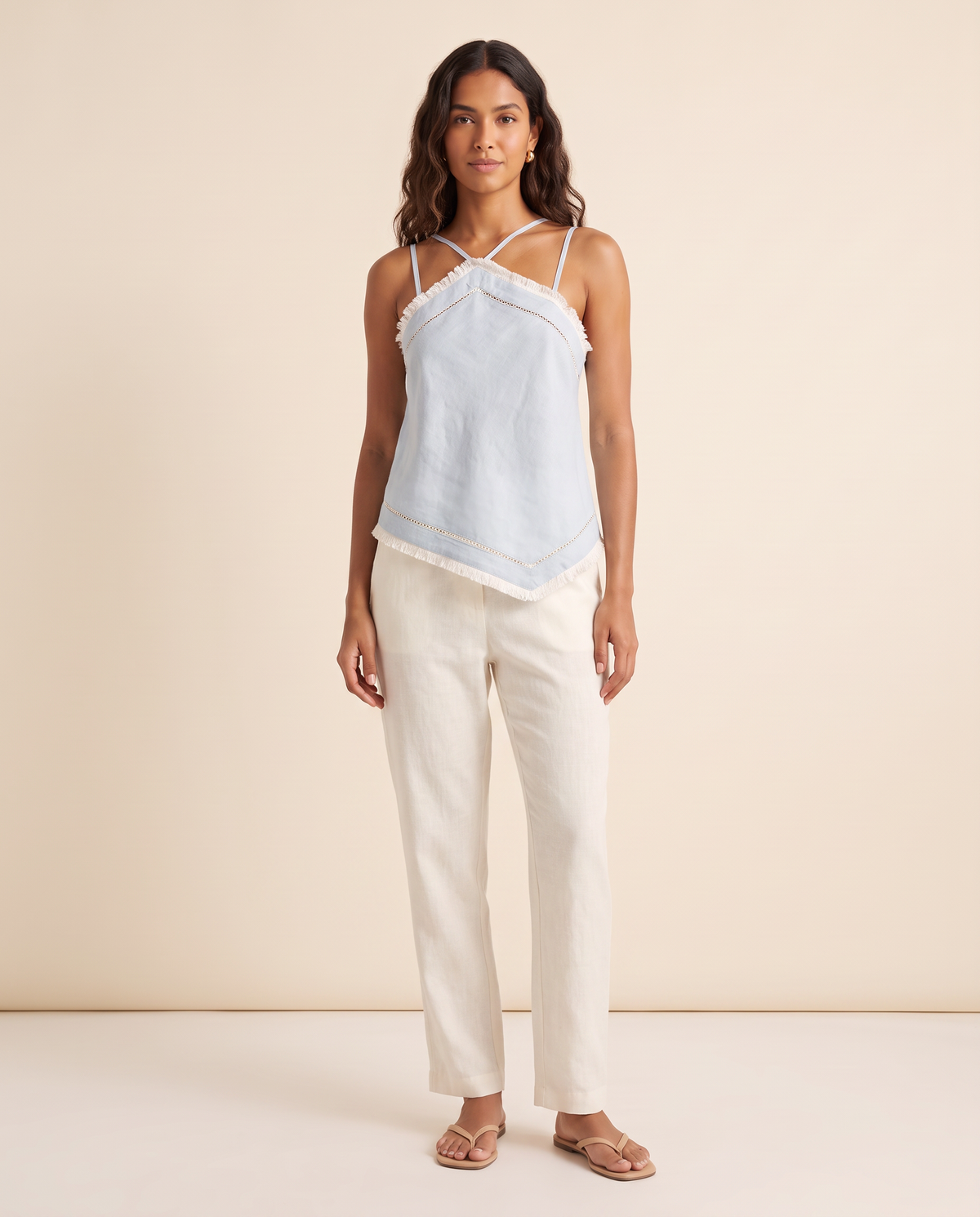 Modelo vestindo Blusa Linho Azul com Renda, de frente