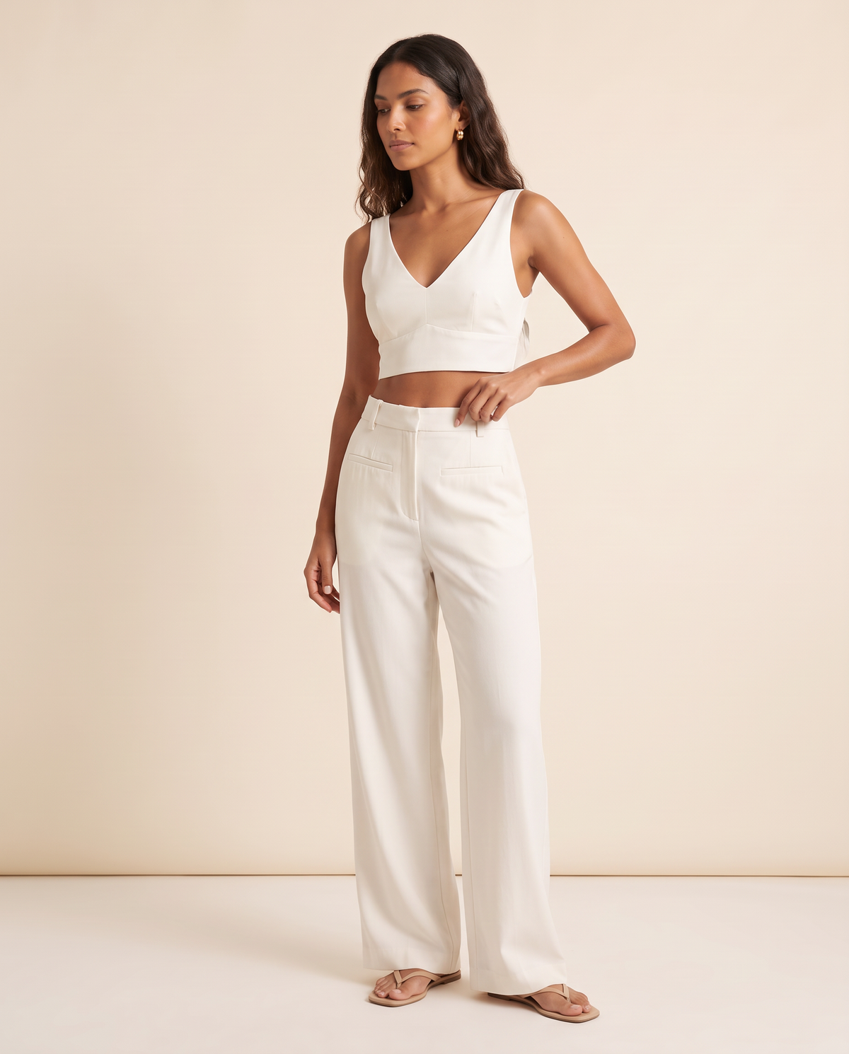Modelo vestindo Cropped Viscose Off White, detalhe