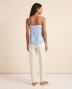 Modelo vestindo Blusa Linho Azul com Renda, de costas