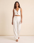 Modelo vestindo Calça Wide Leg Viscose Off White, caminhando