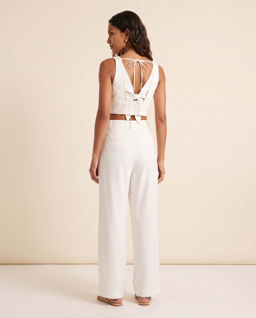 Modelo vestindo Calça Wide Leg Viscose Off White, de costas