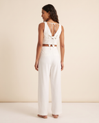 Modelo vestindo Calça Wide Leg Viscose Off White, de costas