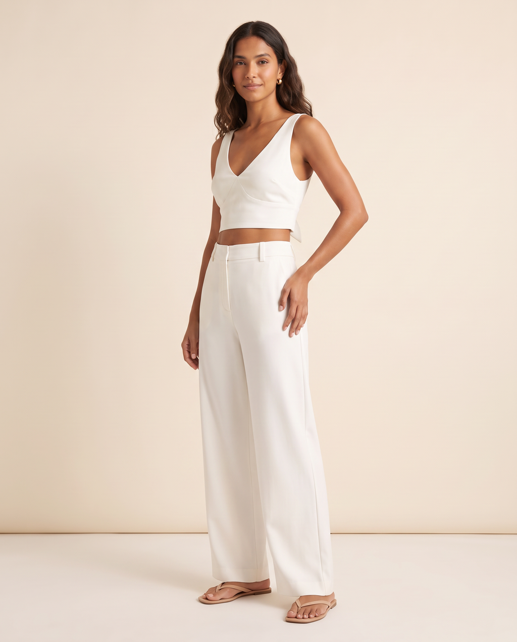 Modelo vestindo Calça Wide Leg Viscose Off White, de lado