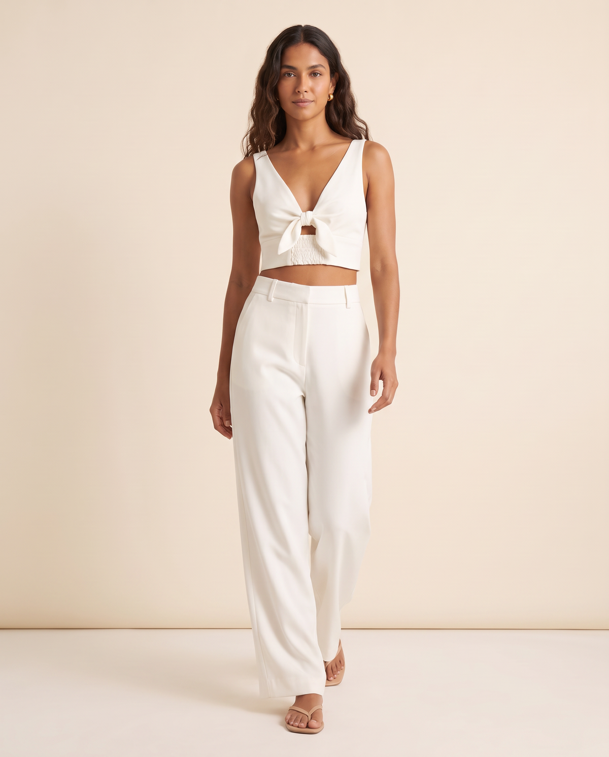 Modelo vestindo Cropped Viscose Off White, caminhando
