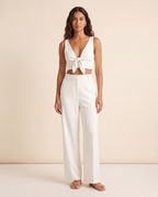 Modelo vestindo Calça Wide Leg Viscose Off White, de frente