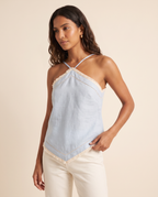 Modelo vestindo Blusa Linho Azul com Renda, detalhe