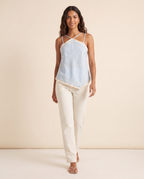 Modelo vestindo Blusa Linho Azul com Renda, caminhando