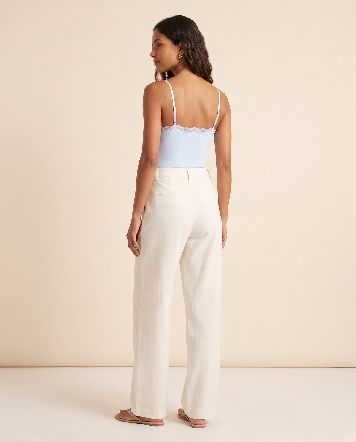 Modelo vestindo Body Alça Fina com Renda Azul, de costas