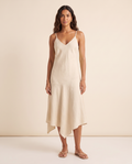 Modelo vestindo Vestido Midi Linho Cru, de frente