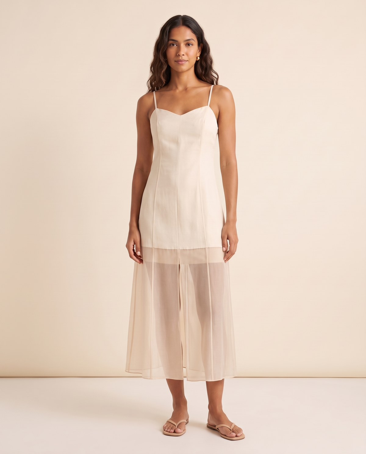 Modelo vestindo Vestido Midi Transparência Cru, de frente