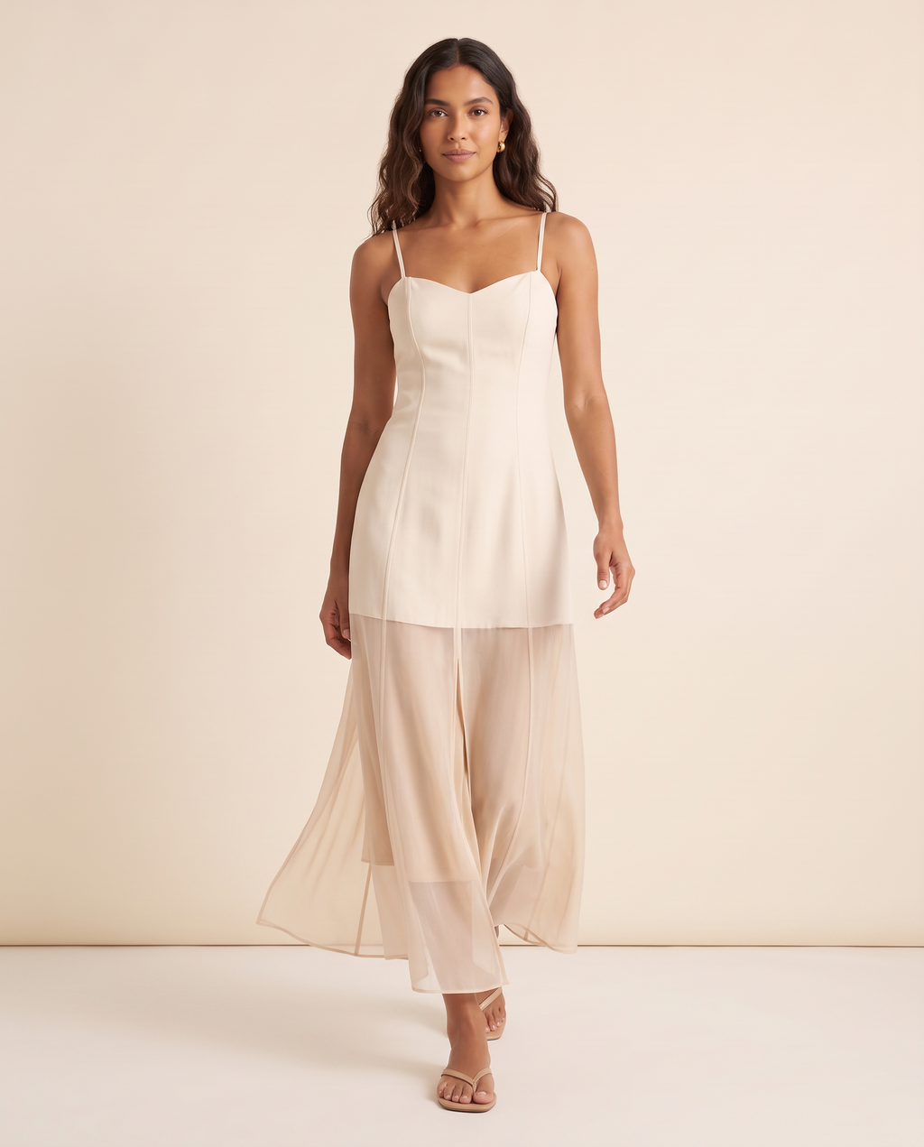 Modelo vestindo Vestido Midi Transparência Cru, caminhando