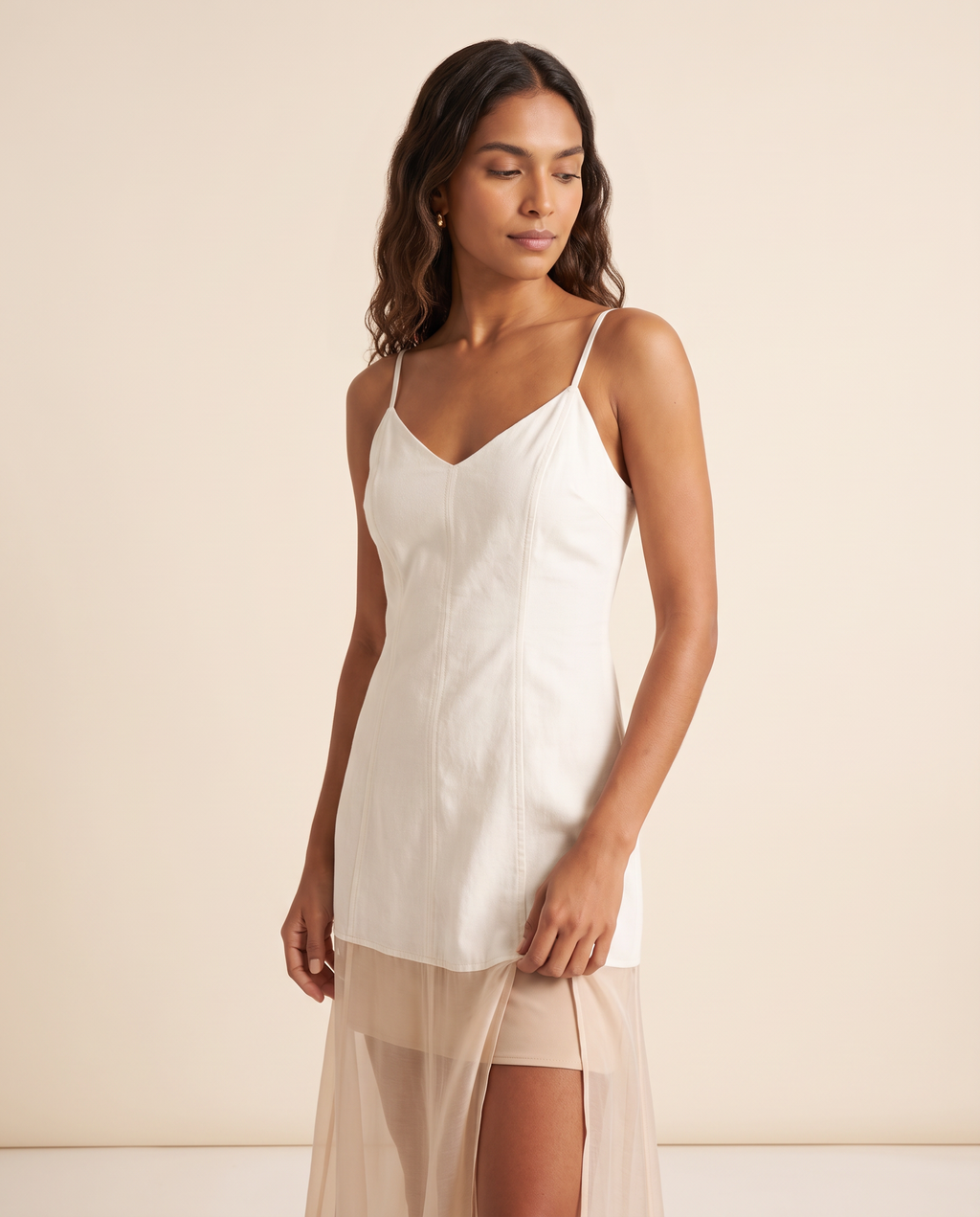 Modelo vestindo Vestido Midi Transparência Cru, detalhe