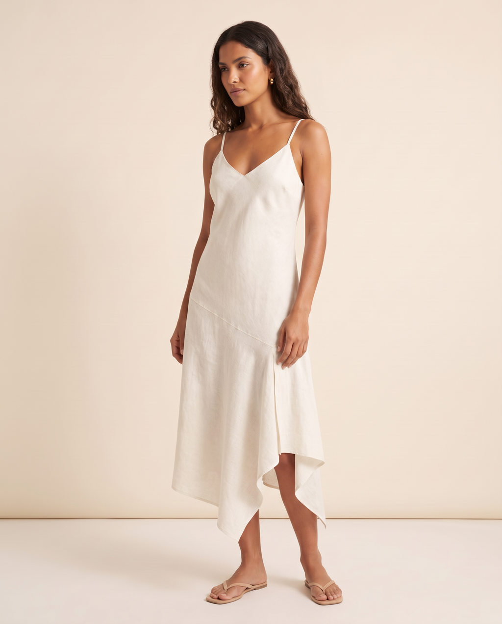 Modelo vestindo Vestido Midi Linho Cru, detalhe